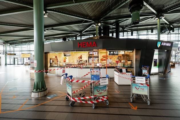 2020-04-02 09:44:29 SCHIPHOL - De Hema met een geimproviseerde looproute in de aankomsthal van Schiphol in tijden van het coronavirus. De luchthaven krimpt in tot wat de luchthaven zelf noemt Kern-Schiphol. Dat betekent dat de faciliteiten voor vertrekkende reizigers in afgeslankte vorm verdergaan. ANP ROBIN VAN LONKHUIJSEN  Copyright: xANPxRobinxvanxLonkhuijsenx x409217398x