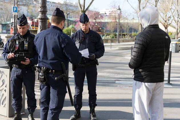 Contrôle attestation déplacement dérogatoire des passants par les CRS Paris 75019 quais de l?Ourcq Coronavirus Covid-19 masques masque urgence sanitaire contrôle d?identité police scène de vie 2 avril 2020 Control certificate of derogatory movement of pedestrians. 253534 2020-04-02 Paris France  Copyright: xCharlottexSchousboex STAR_253534_005