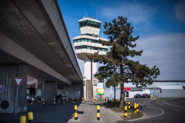 Flughafen Tegel, TXL Das Hauptgebäude des Flughafen Tegel, mit Tower. Der Flughafen Berlin-Tegel Otto Lilienthal wird wegen der Corona-Krise nur sehr eingeschränkt betrieben, auf dem Gelände und in den Abfertigungsbereichen, auch auf den Gängen, herrscht eine totale Leere vor. Flughafen Tegel; Flughafen Berlin Tegel; TXL; Tegel Airport; Verkehrsflughafen; Flugverkehr; Luftverkehr; Fluggesellschaften; Betrieb einstellen; Coronakrise; Stillstand; Leere; Stille; Einsamer Flughafen; City-Airport; City-Flughafen; Tower; Architektur. Berlin Berlin Deu