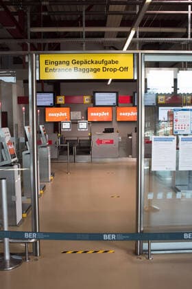 Flughafen Tegel, TXL Der Flughafen Berlin-Tegel Otto Lilienthal wird wegen der Corona-Krise nur sehr eingeschränkt betrieben, auf dem Gelände und in den Abfertigungsbereichen, auch auf den Gängen, herrscht eine totale Leere vor. Flughafen Tegel; Flughafen Berlin Tegel; TXL; Tegel Airport; Verkehrsflughafen; Flugverkehr; Luftverkehr; Fluggesellschaften; Betrieb einstellen; Coronakrise; Stillstand; Leere; Stille; Einsamer Flughafen; City-Airport; City-Flughafen. Berlin Berlin Deu
