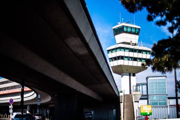 Flughafen Tegel, TXL Der Flughafen Berlin-Tegel Otto Lilienthal wird wegen der Corona-Krise nur sehr eingeschränkt betrieben, auf dem Gelände und in den Abfertigungsbereichen, auch auf den Gängen, herrscht eine totale Leere vor. Flughafen Tegel; Flughafen Berlin Tegel; TXL; Tegel Airport; Verkehrsflughafen; Flugverkehr; Luftverkehr; Fluggesellschaften; Betrieb einstellen; Coronakrise; Stillstand; Leere; Stille; Einsamer Flughafen; City-Airport; City-Flughafen. Berlin Berlin Deu
