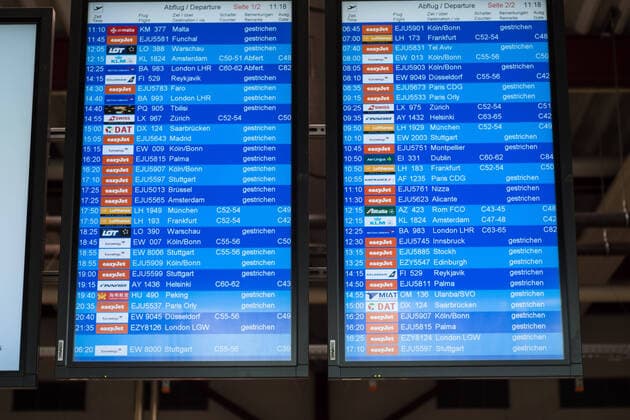Flughafen Tegel, TXL Der Flughafen Berlin-Tegel Otto Lilienthal wird wegen der Corona-Krise nur sehr eingeschränkt betrieben, auf dem Gelände und in den Abfertigungsbereichen, auch auf den Gängen, herrscht eine totale Leere vor. Flughafen Tegel; Flughafen Berlin Tegel; TXL; Tegel Airport; Verkehrsflughafen; Flugverkehr; Luftverkehr; Fluggesellschaften; Betrieb einstellen; Coronakrise; Stillstand; Leere; Stille; Einsamer Flughafen; City-Airport; City-Flughafen. Berlin Berlin Deu