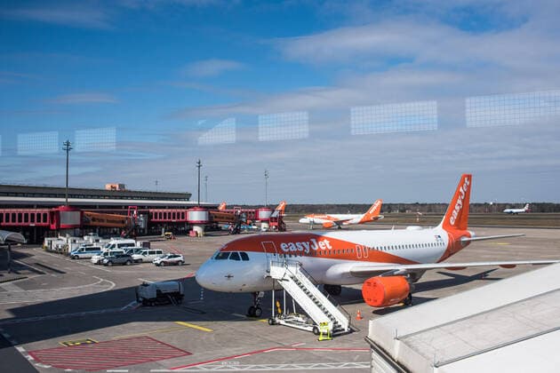 Flughafen Tegel, TXL Die Passagier-Jets der Fluggesellschaft EASY JET stehen, mit abgedeckten Triebwerken, am Boden, der Flugverkehr wurde eingestellt, es finden bestenfalls Wartungsarbeiten statt. Der Flughafen Berlin-Tegel Otto Lilienthal wird wegen der Corona-Krise nur sehr eingeschränkt betrieben, auf dem Gelände und in den Abfertigungsbereichen, auch auf den Gängen, herrscht eine totale Leere vor. Flughafen Tegel; Flughafen Berlin Tegel; TXL; Tegel Airport; Verkehrsflughafen; Flugverkehr; Luftverkehr; Fluggesellschaften; Betrieb einstellen; Coronakrise; Stillstand; Leere; Stille; Easy Jet; Flugverkehr eingestellt; Einsamer Flughafen; City-Airport; City-Flughafen. Berlin Berlin Deu