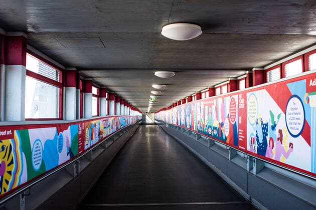 Flughafen Tegel, TXL Die Verbindungsbrücke zwischen den Terminals C und A, B, D , sowie E am Flughafen Tegel. Der Flughafen Berlin-Tegel Otto Lilienthal wird wegen der Corona-Krise nur sehr eingeschränkt betrieben, auf dem Gelände und in den Abfertigungsbereichen, auch auf den Gängen, herrscht eine totale Leere vor. Flughafen Tegel; Flughafen Berlin Tegel; TXL; Tegel Airport; Verkehrsflughafen; Flugverkehr; Luftverkehr; Fluggesellschaften; Betrieb einstellen; Coronakrise; Stillstand; Leere; Stille; Einsamer Flughafen; City-Airport; City-Flughafen. Berlin Berlin Deu