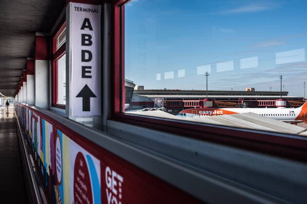 Flughafen Tegel, TXL Die Verbindungsbrücke zwischen den Terminals C und A, B, D , sowie E am Flughafen Tegel. Der Flughafen Berlin-Tegel Otto Lilienthal wird wegen der Corona-Krise nur sehr eingeschränkt betrieben, auf dem Gelände und in den Abfertigungsbereichen, auch auf den Gängen, herrscht eine totale Leere vor. Flughafen Tegel; Flughafen Berlin Tegel; TXL; Tegel Airport; Verkehrsflughafen; Flugverkehr; Luftverkehr; Fluggesellschaften; Betrieb einstellen; Coronakrise; Stillstand; Leere; Stille; Einsamer Flughafen; City-Airport; City-Flughafen. Berlin Berlin Deu