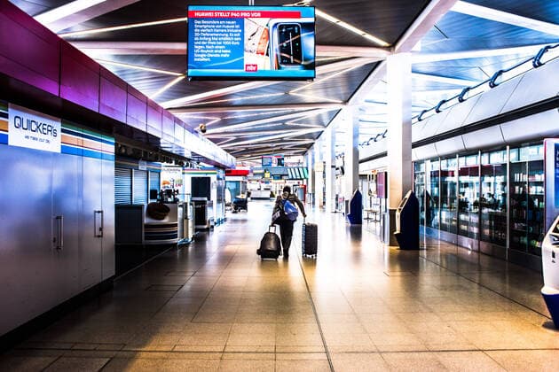 Flughafen Tegel, TXL Ein Mann zieht einsam seine Koffer durch den leeren Gang des Tegeler Flughafens; Der Flughafen Berlin-Tegel Otto Lilienthal wird wegen der Corona-Krise nur sehr eingeschränkt betrieben, auf dem Gelände und in den Abfertigungsbereichen, auch auf den Gängen, herrscht eine totale Leere vor. Flughafen Tegel; Flughafen Berlin Tegel; TXL; Tegel Airport; Verkehrsflughafen; Flugverkehr; Luftverkehr; Fluggesellschaften; Betrieb einstellen; Coronakrise; Einzelner Reisender; Allein; Angst; Eile; Stillstand; Leere; Stille; Einsamer Flughafen; City-Airport; City-Flughafen. Berlin Berlin Deu