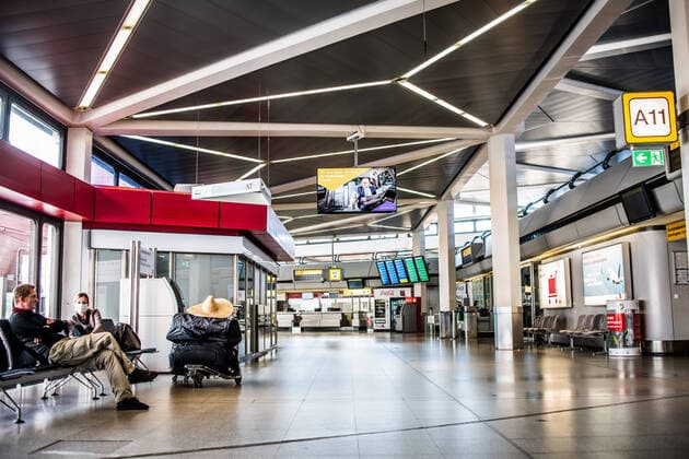 Flughafen Tegel, TXL Diese Reisenden kommen aus Kolunmbien und warten vor einem Flugsteig auf die Weiterreise nach Polen. Der Flughafen Berlin-Tegel Otto Lilienthal wird wegen der Corona-Krise nur sehr eingeschränkt betrieben, auf dem Gelände und in den Abfertigungsbereichen, auch auf den Gängen, herrscht eine totale Leere vor. Flughafen Tegel; Flughafen Berlin Tegel; TXL; Tegel Airport; Verkehrsflughafen; Flugverkehr; Luftverkehr; Fluggesellschaften; Betrieb einstellen; Coronakrise; Stillstand; Leere; Stille; Einsamer Flughafen; City-Airport; City-Flughafen. Berlin Berlin Deu