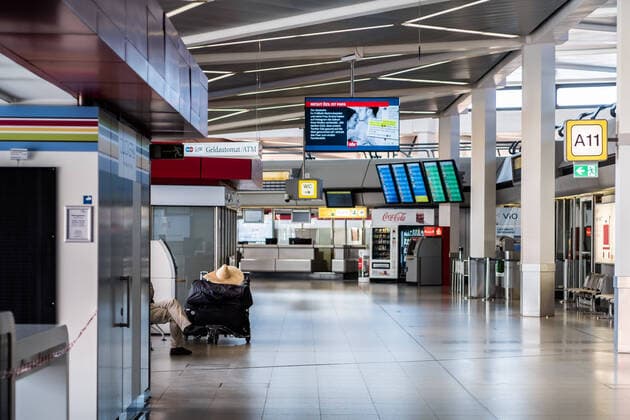 Flughafen Tegel, TXL Ein Gepäckwagen mit Koffern und Sombrero steht im, sonst leeren Flughafengebäude des Tegeler Flughafens. Der Flughafen Berlin-Tegel Otto Lilienthal wird wegen der Corona-Krise nur sehr eingeschränkt betrieben, auf dem Gelände und in den Abfertigungsbereichen, auch auf den Gängen, herrscht eine totale Leere vor. Flughafen Tegel; Flughafen Berlin Tegel; TXL; Tegel Airport; Verkehrsflughafen; Flugverkehr; Luftverkehr; Fluggesellschaften; Betrieb einstellen; Coronakrise; Stillstand; Leere; Stille; Einsamer Flughafen; Sombrero; City-Airport; City-Flughafen. Berlin Berlin Deu