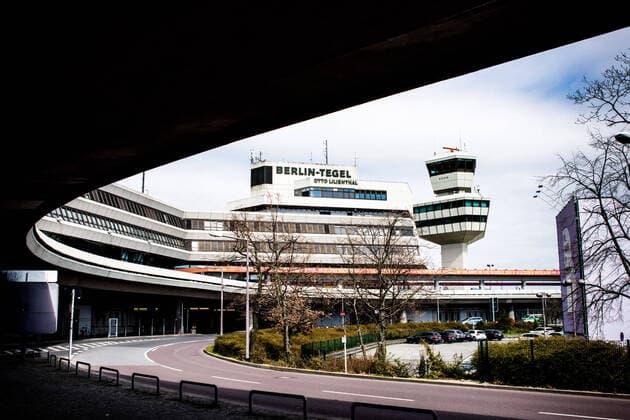 Flughafen Tegel, TXL Die Zufahrten zum Hauptgebäude des Flughafen Tegel, mit Tower. Der Flughafen Berlin-Tegel Otto Lilienthal wird wegen der Corona-Krise nur sehr eingeschränkt betrieben, auf dem Gelände und in den Abfertigungsbereichen, auch auf den Gängen, herrscht eine totale Leere vor. Flughafen Tegel; Flughafen Berlin Tegel; TXL; Tegel Airport; Verkehrsflughafen; Flugverkehr; Luftverkehr; Fluggesellschaften; Betrieb einstellen; Coronakrise; Stillstand; Leere; Stille; Einsamer Flughafen; Linienführung; Architektur; City-Airport; City-Flughafen. Berlin Berlin Deu