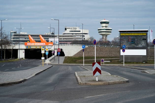 Flughafen Tegel, TXL Der Vorplatz in der Anfahrt zu Tegeler Flughafen mit Werbeplakat; und Anzeigentafel in völlger Leere.Der Flughafen Berlin-Tegel Otto Lilienthal wird wegen der Corona-Krise nur sehr eingeschränkt betrieben, auf dem Gelände und in den Abfertigungsbereichen, auch auf den Gängen, herrscht eine totale Leere vor. Flughafen Tegel; Flughafen Berlin Tegel; TXL; Tegel Airport; Verkehrsflughafen; Flugverkehr; Luftverkehr; Fluggesellschaften; Betrieb einstellen; Coronakrise; Stillstand; Leere; Stille; Einsamer Flughafen; City-Airport; City-Flughafen. Berlin Berlin Deu