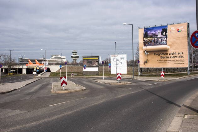Flughafen Tegel, TXL Der Vorplatz in der Anfahrt zu Tegeler Flughafen mit Werbeplakat; und Anzeigentafel in völlger Leere.Der Flughafen Berlin-Tegel Otto Lilienthal wird wegen der Corona-Krise nur sehr eingeschränkt betrieben, auf dem Gelände und in den Abfertigungsbereichen, auch auf den Gängen, herrscht eine totale Leere vor. Flughafen Tegel; Flughafen Berlin Tegel; TXL; Tegel Airport; Verkehrsflughafen; Flugverkehr; Luftverkehr; Fluggesellschaften; Betrieb einstellen; Coronakrise; Stillstand; Leere; Stille; Einsamer Flughafen; City-Airport; City-Flughafen. Berlin Berlin Deu