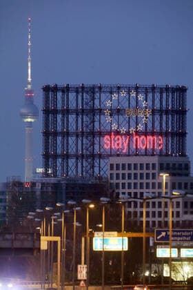 02.04.2020, Berlin, GER - Blick auf den Gasometer Schoeneberg mit dem Schriftzug stay home und den Berliner Fernsehturm bei Daemmerung. (Abend, abends, Alltag, aussen, Aussenaufnahme, Berlin, Coronaepidemie, Coronakrise, Coronapandemie, Daemmerung, deutsch, Deutschland, EUREF, Euref-Campus, Europa, europaeisch, Fruehjahr, Fruehling, Funkanlage, Gasometer, Gasometer Schoeneberg, Gebaeude, Gesellschaft, HF, Hochformat, Jahreszeit, Schriftzug, Sehenswuerdigkeiten, Stadt, Stadtansicht, Stadtlandschaft, Stay Home, Strasse, Strassenszene, Strassenverkehr, Westeuropa, Wirtschaft) 200402D047BERLIN.JPG