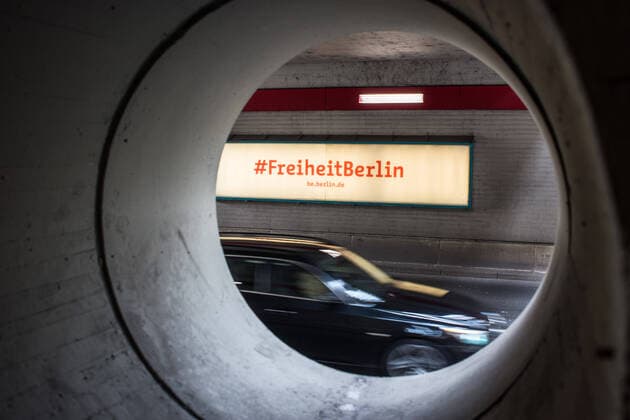 Flughafen Tegel, TXL Der Flughafen Berlin-Tegel Otto Lilienthal wird wegen der Corona-Krise nur sehr eingeschränkt betrieben, auf dem Gelände und in den Abfertigungsbereichen, auch auf den Gängen, herrscht eine totale Leere vor. Flughafen Tegel; Flughafen Berlin Tegel; TXL; Tegel Airport; Verkehrsflughafen; Flugverkehr; Luftverkehr; Fluggesellschaften; Betrieb einstellen; Coronakrise; Stillstand; Leere; Stille; Einsamer Flughafen; City-Airport; City-Flughafen. Berlin Berlin Deu