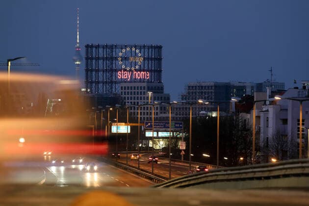 News Bilder des Tages 02.04.2020, Berlin, GER - Blick auf den Gasometer Schoeneberg mit dem Schriftzug stay home und den Berliner Fernsehturm bei Daemmerung. (Abend, abends, Alltag, aussen, Aussenaufnahme, Automobile, Autos, Autoverkehr, Berlin, Coronaepidemie, Coronakrise, Coronapandemie, Daemmerung, deutsch, Deutschland, EUREF, Euref-Campus, Europa, europaeisch, Fahrzeuge, Fruehjahr, Fruehling, Funkanlage, Gasometer, Gasometer Schoeneberg, Gebaeude, Gesellschaft, Individualverkehr, Jahreszeit, PKW, QF, Querformat, Schriftzug, Sehenswuerdigkeiten, Stadt, Stadtansicht, Stadtlandschaft, Stay Home, Strasse, Strassenszene, Strassenverkehr, Westeuropa, Wirtschaft) 200402D048BERLIN.JPG