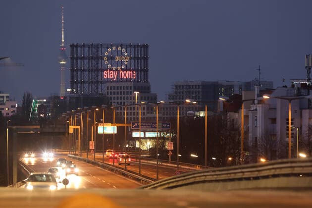 02.04.2020, Berlin, GER - Blick auf den Gasometer Schoeneberg mit dem Schriftzug stay home und den Berliner Fernsehturm bei Daemmerung. (Abend, abends, Alltag, aussen, Aussenaufnahme, Automobile, Autos, Autoverkehr, Berlin, Coronaepidemie, Coronakrise, Coronapandemie, Daemmerung, deutsch, Deutschland, EUREF, Euref-Campus, Europa, europaeisch, Fahrzeuge, Fruehjahr, Fruehling, Funkanlage, Gasometer, Gasometer Schoeneberg, Gebaeude, Gesellschaft, Individualverkehr, Jahreszeit, PKW, QF, Querformat, Schriftzug, Sehenswuerdigkeiten, Stadt, Stadtansicht, Stadtlandschaft, Stay Home, Strasse, Strassenszene, Strassenverkehr, Westeuropa, Wirtschaft) 200402D049BERLIN.JPG