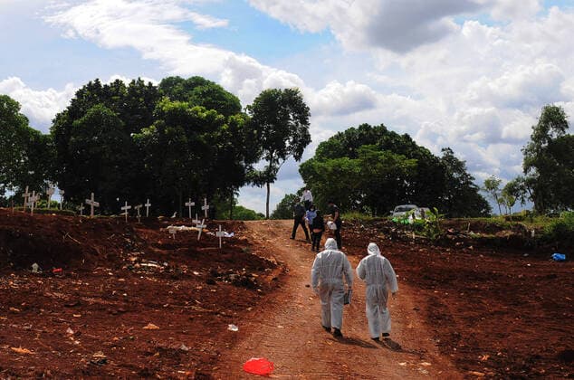 Coronavirus in Indonesien, Beerdigung von Todesopfern in Jakarta April 2, 2020, Jakarta, Indonesia: Officers bring the corpse of Covid-19 victims who will be buried in Pondok Ranggon Public Cemetery, Cipayung, East Jakarta. Today in TPU Pondok Ranggon twenty-one bodies were buried. Jakarta Indonesia - ZUMAr173 20200402_sha_r173_518 Copyright: xDasrilxRoszandix