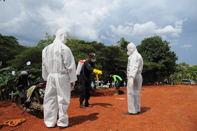 Coronavirus in Indonesien, Beerdigung von Todesopfern in Jakarta April 2, 2020, Jakarta, Indonesia: Church officials (pastor) sprayed disinfectant liquid after praying for the bodies of victims of Covid-19 who had been buried in Pondok Ranggon Public Cemetery. Today in TPU Pondok Ranggon twenty-one bodies were buried. Jakarta Indonesia - ZUMAr173 20200402_sha_r173_520 Copyright: xDasrilxRoszandix