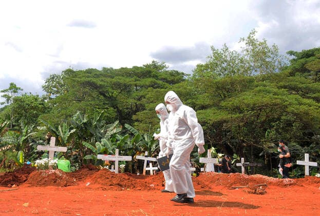 Coronavirus in Indonesien, Beerdigung von Todesopfern in Jakarta April 2, 2020, Jakarta, Indonesia: Church officials (pastor) sprayed disinfectant liquid after praying for the bodies of victims of Covid-19 who had been buried in Pondok Ranggon Public Cemetery. Today in TPU Pondok Ranggon twenty-one bodies were buried. Jakarta Indonesia - ZUMAr173 20200402_sha_r173_522 Copyright: xDasrilxRoszandix