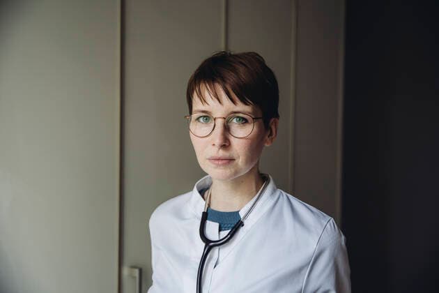 IMAGO Creative: Brustkrebsmonat Portrit of female doctor with stethoscope model released Symbolfoto property released  MFF05059