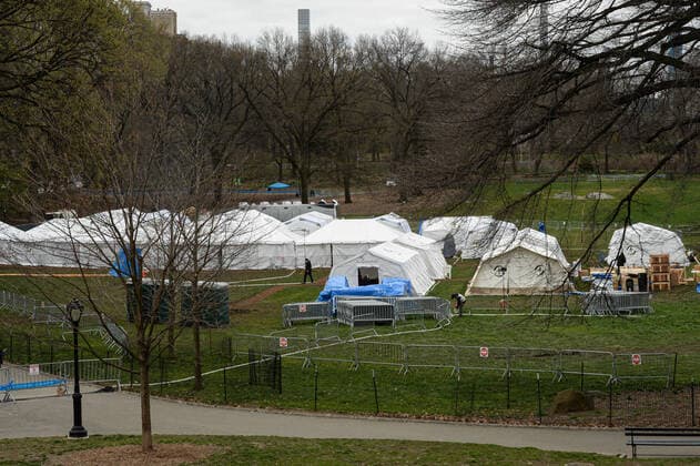 April 2, 2020, New York Manhattan, USA: Central Park hospital tents the field hospital in New York City is comprised of 14 tents and will receive patients first from Mount Sinai Brooklyn and Mount Sinai Queens .New York Manhattan 5 AV. New York Manhattan USA - ZUMAs252 20200402_znp_s252_016 Copyright: xMarcusxSantosx