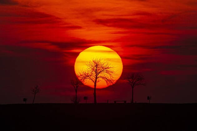 Bilder des Jahres 2020, News 04 April News Themen der Woche KW13 News Bilder des Tages Sonnenuntergang in Gebelzig, 02.04.2020. Gebelzig Deutschland *** Sunset in Gebelzig, 02 04 2020 Gebelzig Germany Copyright: xFlorianxGaertner photothek.netx