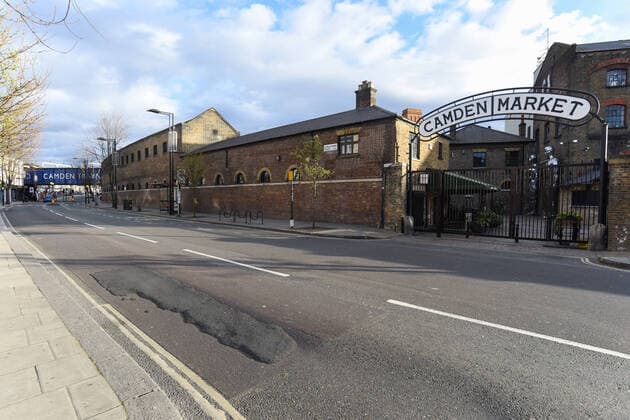 . 02 04 2020. London, United Kingdom. Coronavirus crisis. View of an almost empty Chalk Farm Rd and the closed Camden Market this afternoon, as the coronavirus lockdown continues.  xGustavoxValientex xi-Imagesx IIM-20974-0049