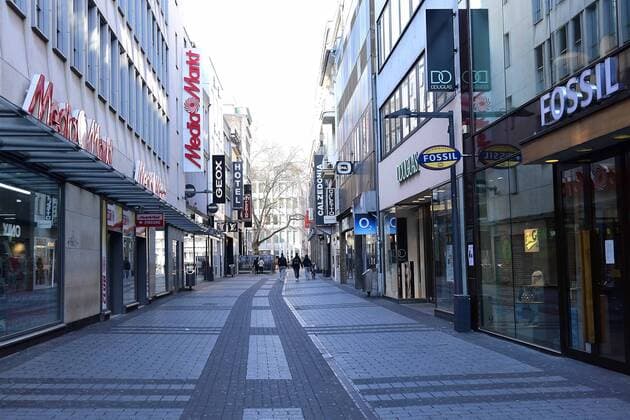 Coronavirus - Menschenleere Innenstadt am 02.04.2020 in Köln Nur vereinzelte Passanten gehen an einem Donnerstagmittag in der Kölner Innenstadt einkaufen. Um die Ansteckungsgefahr mit dem Coronavirus möglichst gering zu halten, hatte NRW Ministerpräsident Armin Laschet ( CDU ) die Bevölkerung aufgerufen, nur noch in dringen Fällen die eigenen vier Wände zu verlassen.