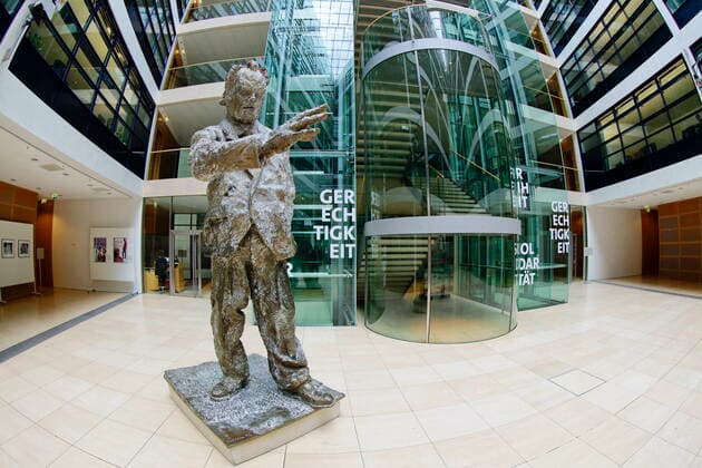 02.04.2020, Berlin, Deutschland - Willy-Brandt-Haus. Foto: Die 3,40 Meter hohe Bronzeskulptur von Willy Brandt des Malers und Bildhauers Rainer Fetting, ist ein Blickfang im Atrium der SPD-Parteizentrale in Berlin.