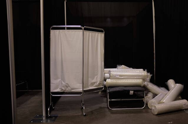 April 2, 2020, Worcester, Massachusetts, US: The Massachusetts National Guard in cooperation with FEMA and Umass Memorial Medical Cenetr are building a COVID-19, Corona Virus, field hospital to treat midlly ill paitents at the DCU Center in Worcester, Massachusetts. The facility will have 250 beds for those who are too sick to be home, but not in need of an Intensive Care Unit. Worcester US - ZUMAd211 20200402_zap_d211_007 Copyright: xAllisonxDinnerx