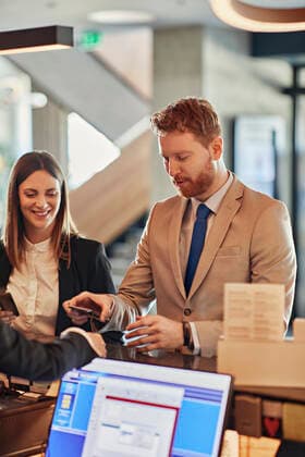 Business people paying at hotel reception model released Symbolfoto property released  ZEDF02990
