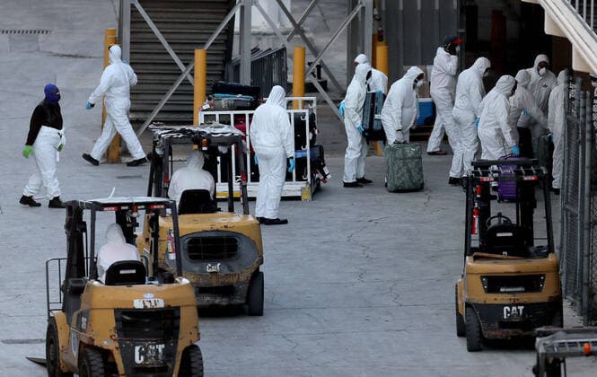 April 2, 2020, Ft. Lauderdale, FL, USA: Luggage is removed from Holland America s Zaandam at Port Everglades in Fort Lauderdale, Fla., on Thursday, April 2, 2020. Ft. Lauderdale USA - ZUMAm67_ 20200402_zaf_m67_016 Copyright: xMikexStockerx