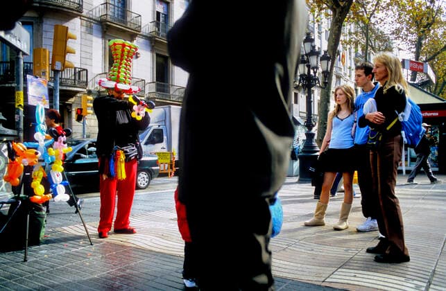 Street artist, making balloon figueres. La Rambla. Spain. Europe Barcelona Barcelona Spain Copyright: xLucasxVallecillosx xVWPicsx LVM-22-Revelado