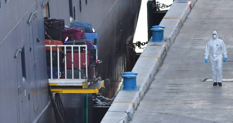 News Bilder des Tages April 2, 2020, Fort Lauderdale, Florida, United States Of America: FORT LAUDERDALE, FL - APRIL 02: COVID-19 - Two Coronavirus-Impacted Cruise Ships the MS Zaandam and MS Rotterdam Cleared To Dock In Port everglades Florida with dead and sick aboard After Weeks At Sea. Seen here doctors remove the sick and the dead from the MS Zaandam on April 2, 2020 at Port Everglades in Fort Lauderdale, Florida..People: MS Zaandam Fort Lauderdale United States Of America - ZUMAn287 20200402_zaa_n287_047 Copyright: xSMGx