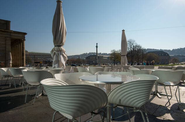 Coronavirus-COVID-19 Eindrücke aus einer verwaisten Stadt. Die Landeshauptstadt Stuttgart fordert alle Gastronomiebetriebe auf die Aussenbestuhlung einzuräumen damit bei schönem Wetter keine Passanten darauf platz nehmen. Stuttgart Mitte Baden-Württemberg Deutschland Copyright: xLeif-HendrikxPiechowskix