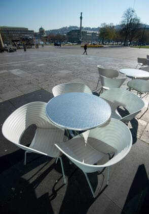 Coronavirus-COVID-19 Eindrücke aus einer verwaisten Stadt. Die Landeshauptstadt Stuttgart fordert alle Gastronomiebetriebe auf die Aussenbestuhlung einzuräumen damit bei schönem Wetter keine Passanten darauf platz nehmen. Stuttgart Mitte Baden-Württemberg Deutschland Copyright: xLeif-HendrikxPiechowskix