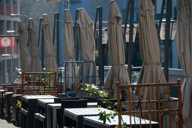 Coronavirus-COVID-19 Eindrücke aus einer verwaisten Stadt. Die Landeshauptstadt Stuttgart fordert alle Gastronomiebetriebe auf die Aussenbestuhlung einzuräumen damit bei schönem Wetter keine Passanten darauf platz nehmen. Stuttgart Mitte Baden-Württemberg Deutschland Copyright: xLeif-HendrikxPiechowskix