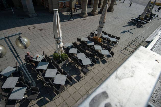 Coronavirus-COVID-19 Eindrücke aus einer verwaisten Stadt. Die Landeshauptstadt Stuttgart fordert alle Gastronomiebetriebe auf die Aussenbestuhlung einzuräumen damit bei schönem Wetter keine Passanten darauf platz nehmen. Stuttgart Mitte Baden-Württemberg Deutschland Copyright: xLeif-HendrikxPiechowskix