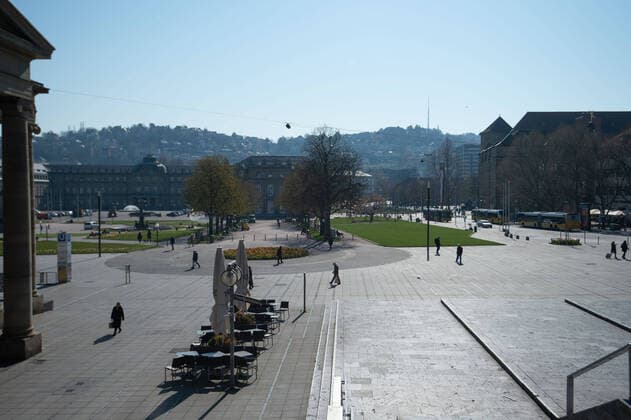 Coronavirus-COVID-19 Eindrücke aus einer verwaisten Stadt. Die Landeshauptstadt Stuttgart fordert alle Gastronomiebetriebe auf die Aussenbestuhlung einzuräumen damit bei schönem Wetter keine Passanten darauf platz nehmen. Stuttgart Mitte Baden-Württemberg Deutschland Copyright: xLeif-HendrikxPiechowskix