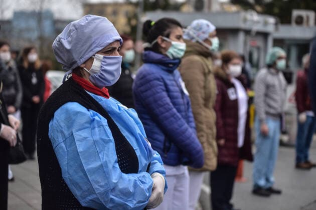 (200403) -- ISTANBUL, April 3, 2020 (Xinhua) -- Turkish health workers join in a moment of silence in front of a hospital building in Istanbul,Turkey on April 2, 2020. Turkish health workers on Thursday attended a ceremony in honor of a prominent Turkish doctor who died from COVID-19 in Istanbul. Turkish Health Minister Fahrettin Koca announced the death of Cemil Tascioglu, a doctor of endocrinology at Istanbul s Capa University, at a press conference on Wednesday. Hundreds of health personnel of the Capa Univesity joined in a moment of silence in front of the hospital building. (Xinhua) TURKEY-ISTANBUL-COVID-19-MEDICAL WORKERS-MEMORIAL SERVICE 