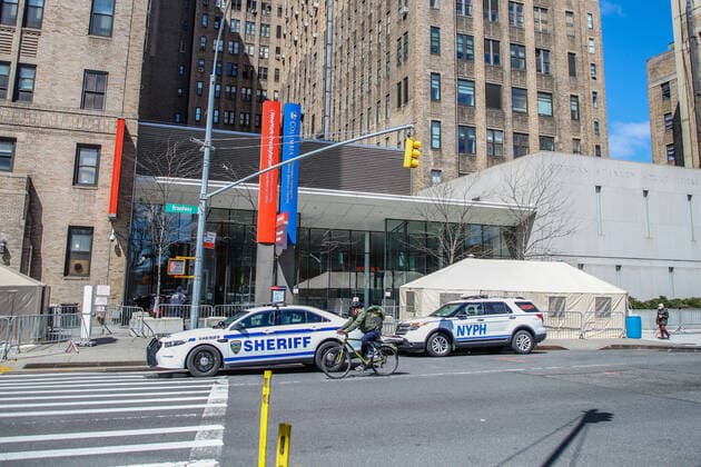April 2, 2020, New York, NEW YORK, EUA: Movement of health professionals in front of the New York Presbyterian Columbia University Hospital on Manhattan Island in New York during the Coronavirus COVID-19 pandemic in the United States. New York EUA - ZUMAc233 47114053st Copyright: xVanessaxCarvalhox