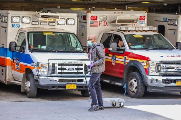 April 2, 2020, New York, NEW YORK, EUA: Movement of health professionals in front of the New York Presbyterian Columbia University Hospital on Manhattan Island in New York during the Coronavirus COVID-19 pandemic in the United States. New York EUA - ZUMAc233 47114069st Copyright: xVanessaxCarvalhox