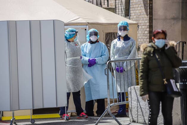 April 2, 2020, New York, NEW YORK, EUA: Movement of health professionals in front of the New York Presbyterian Columbia University Hospital on Manhattan Island in New York during the Coronavirus COVID-19 pandemic in the United States. New York EUA - ZUMAc233 47114080st Copyright: xVanessaxCarvalhox