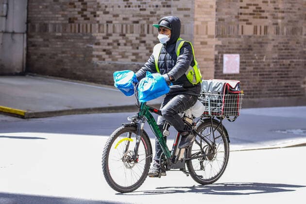 April 2, 2020, New York, NEW YORK, EUA: Food and product delivery man is seen working on Manhattan Island in New York during the Coronavirus COVID-19 pandemic in the United States. New York EUA - ZUMAc233 47114098st Copyright: xVanessaxCarvalhox
