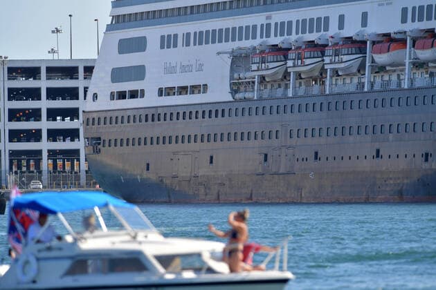 April 2, 2020, Fort Lauderdale, Florida, United States Of America: FORT LAUDERDALE, FL - APRIL 02: COVID-19 - Two Coronavirus-Impacted Cruise Ships the MS Zaandam and MS Rotterdam Cleared To Dock In Port everglades Florida with dead and sick aboard After Weeks At Sea. Seen here doctors remove the sick and the dead from the MS Zaandam on April 2, 2020 at Port Everglades in Fort Lauderdale, Florida..People: MS Zaandam Fort Lauderdale United States Of America - ZUMAn287 20200402_zaa_n287_180 Copyright: xSMGx