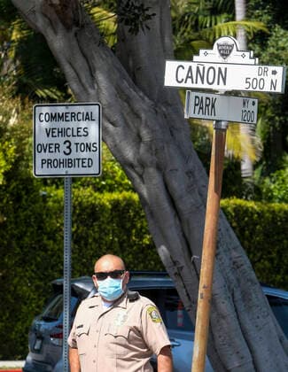 April 2, 2020, Los Angeles, California, U.S: A police officer wearing a face mask is seen at a park on April 2, 2020 in Beverly Hills California. Los Angeles Mayor Eric Garcetti is advising the public to wear any kind of protective face covering when going out -- even a scarf or other clothing item -- to reduce the spread of the coronavirus. Los Angeles U.S. - ZUMAc68_ 20200402_zaf_c68_006 Copyright: xRingoxChiux
