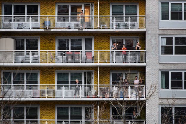 200402 Residents in lower Manhattan applaud service workers as the coronavirus, COVID-19, outbreak continues on April 2, 2020 in New York, NY, USA. Every night at 7pm, people around the city lean out of their windows or step out on balconies to clap, yell, bang pots or ring cowbells. Across the city businesses, schools and places of work have been shutting down, leading to empty streets and quiet neighborhoods. Photo: Joel Marklund BILDBYRAN kod JM 88129 bbeng coronavirus covid-19 virus corona sjukdom applader Copyright: JOELxMARKLUND 47114117st