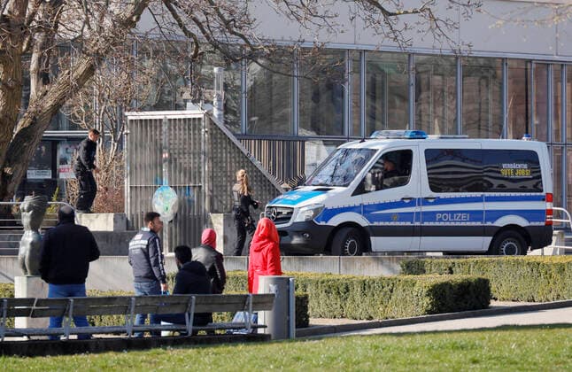 Polizeikontrolle 02.04.2020, Chemnitz, Innenstadt, Parkanlage vor der Stadthalle, öfter muss die Polizei einzelne Bürger auf die Coronaeinschränkungen hinweisen und intensiv die ganze Stadt bestreifen. Chemnitz Sachsen BRD