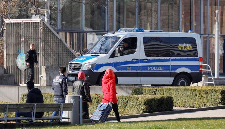 Polizeikontrolle 02.04.2020, Chemnitz, Innenstadt, Parkanlage vor der Stadthalle, öfter muss die Polizei einzelne Bürger auf die Coronaeinschränkungen hinweisen und intensiv die ganze Stadt bestreifen. Chemnitz Sachsen BRD
