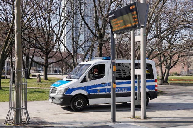 Polizeikontrolle 02.04.2020, Chemnitz, Innenstadt, Parkanlage vor der Stadthalle, öfter muss die Polizei einzelne Bürger auf die Coronaeinschränkungen hinweisen und intensiv die ganze Stadt bestreifen. Chemnitz Sachsen BRD