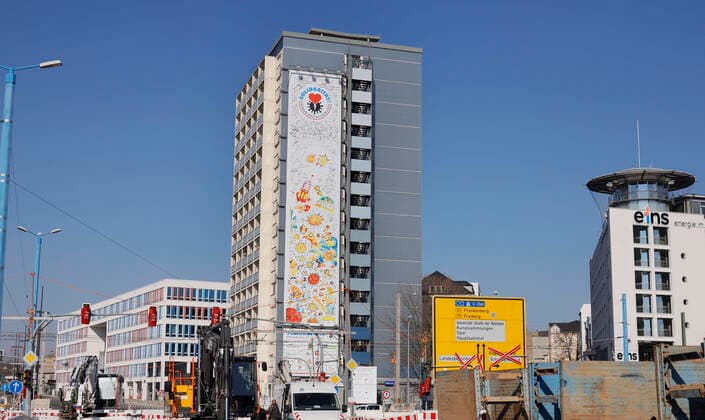 Corona_Riesenposter 02.04.2020, Chemnitz, Bahnhofstrasse Ecke Augustusburger Strasse, Riesenposter, Die Unternehmer René König (GERMENS artfashion) und Kai Schmidt (committo concept) möchten mit einem Kunst-Projekt in Kooperation mit Michael Fischer-Art und Kay Leo Leonhardt entsprechenden Optimismus vermitteln, jetzt zusammen zu stehen sowie nach der Corona-Krise den Neuanfang in allen Bereichen des Lebens erfolgreich zu meistern. Zeigen Sie als Unternehmer auch in schwierigen Zeiten gesellschaftliches Verantwortungsgefühl, Stabilität und Weitsicht. Mit der Gestaltung des Riesenposters, welches in der Chemnitzer Innenstadt angebracht wird, soll dieser Optimismus dem Bürger vermittelt werden. Mit den künstlerischen Entwürfen gestaltet das Label GERMENS zeitnah Hemden und Schals. Ein Teil der Verkaufserlöse dieser und weiterer Produk